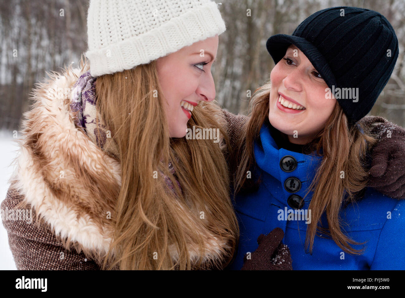 Freundinnen lächelnd an einander Stockfoto