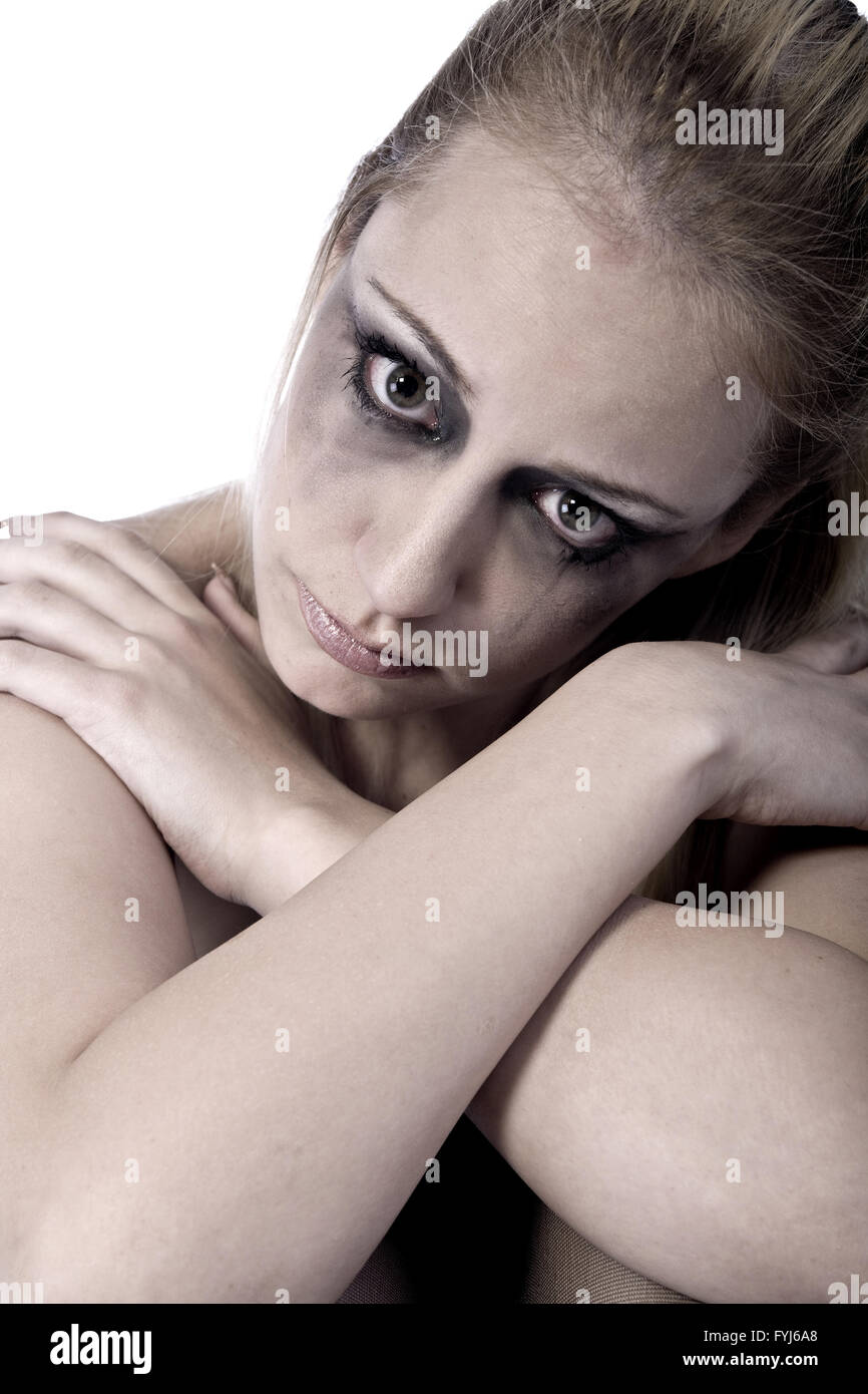 Studio-Porträt einer verletzten jungen blonden Frau Stockfoto