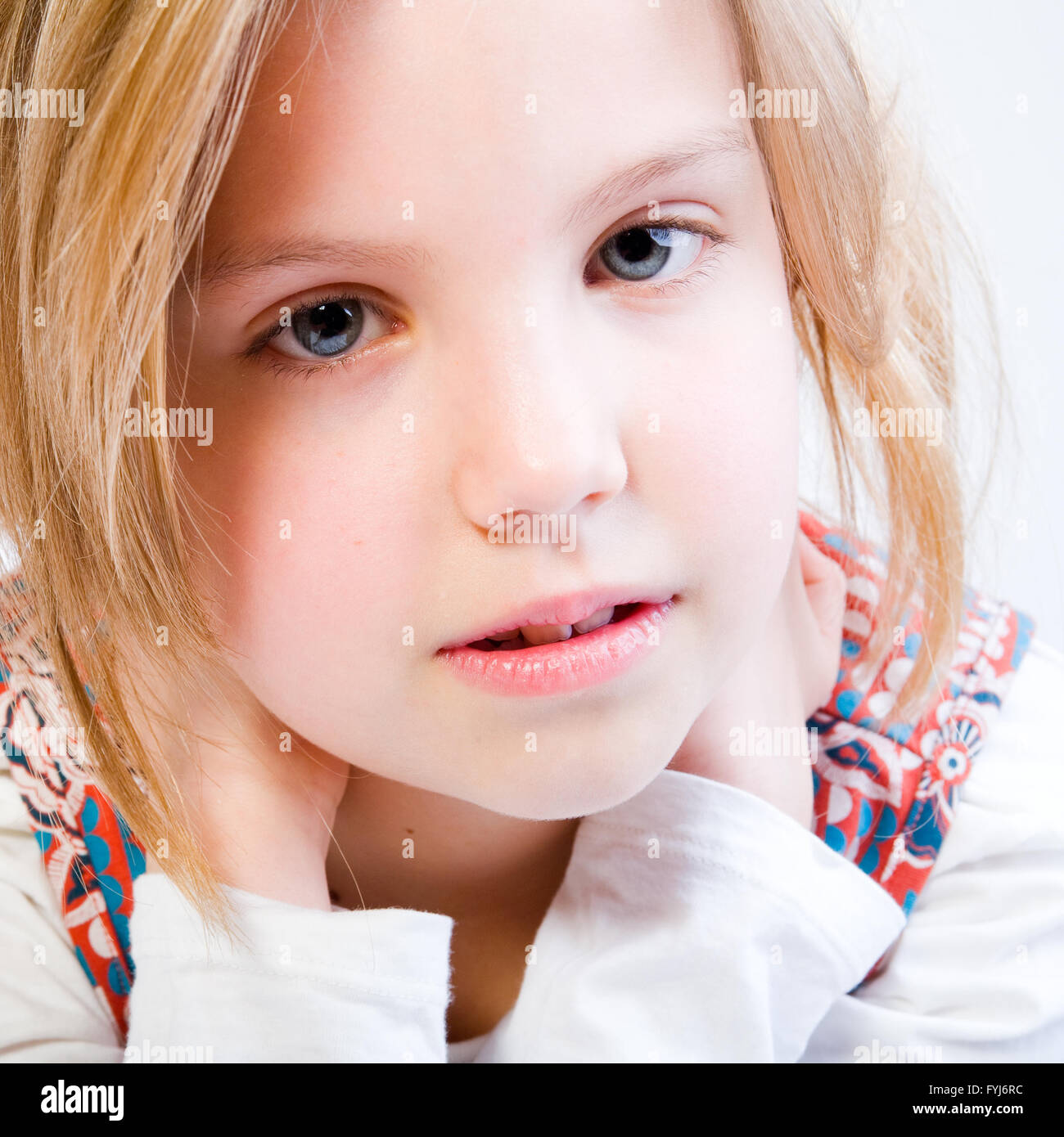 Porträt von einem blonden Kind hautnah Stockfoto
