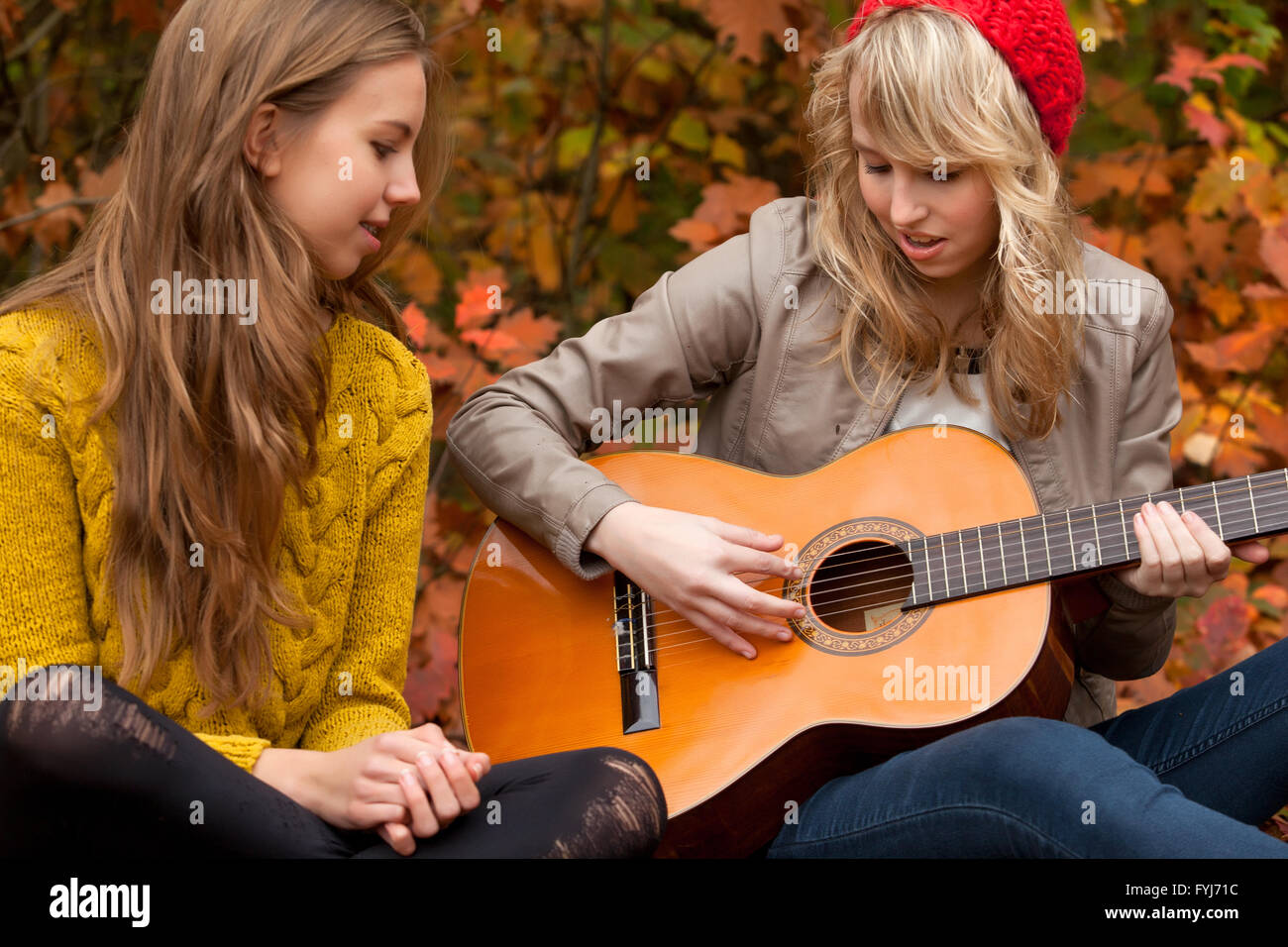 Sing ein Lied mit der Gitarre Stockfoto