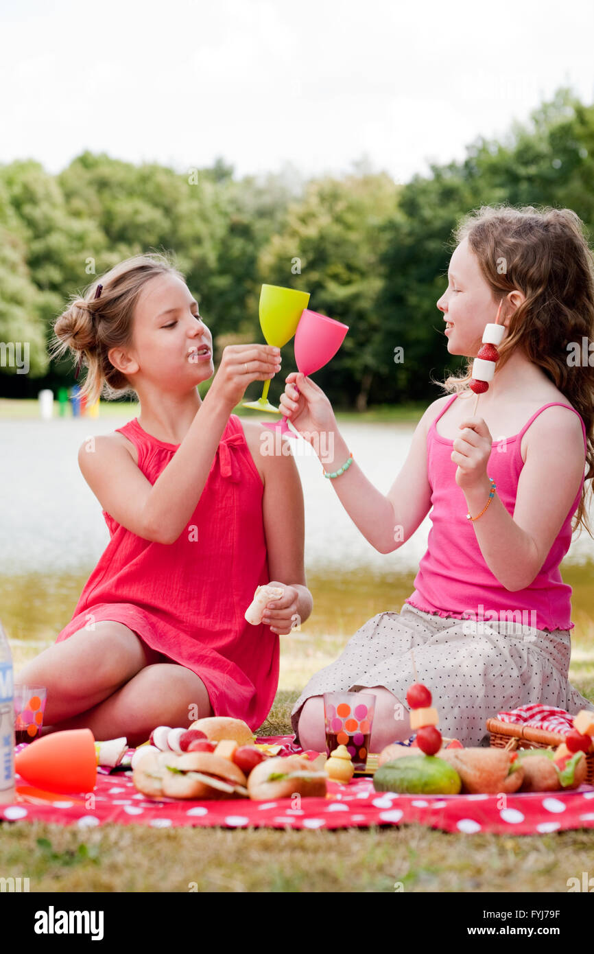 Rösten die Gläser Stockfoto