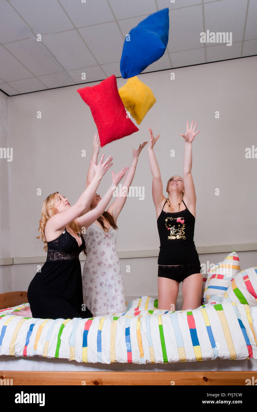 Werfen mit Kissen auf einer Pyjamaparty Stockfoto