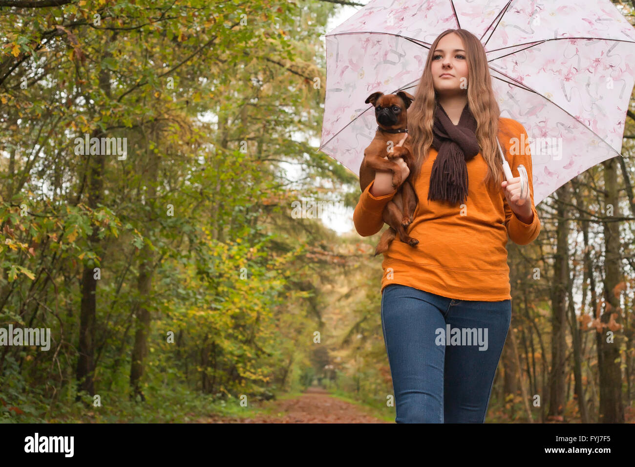 Mode-Mädchen mit einem Hund im Wald Stockfoto