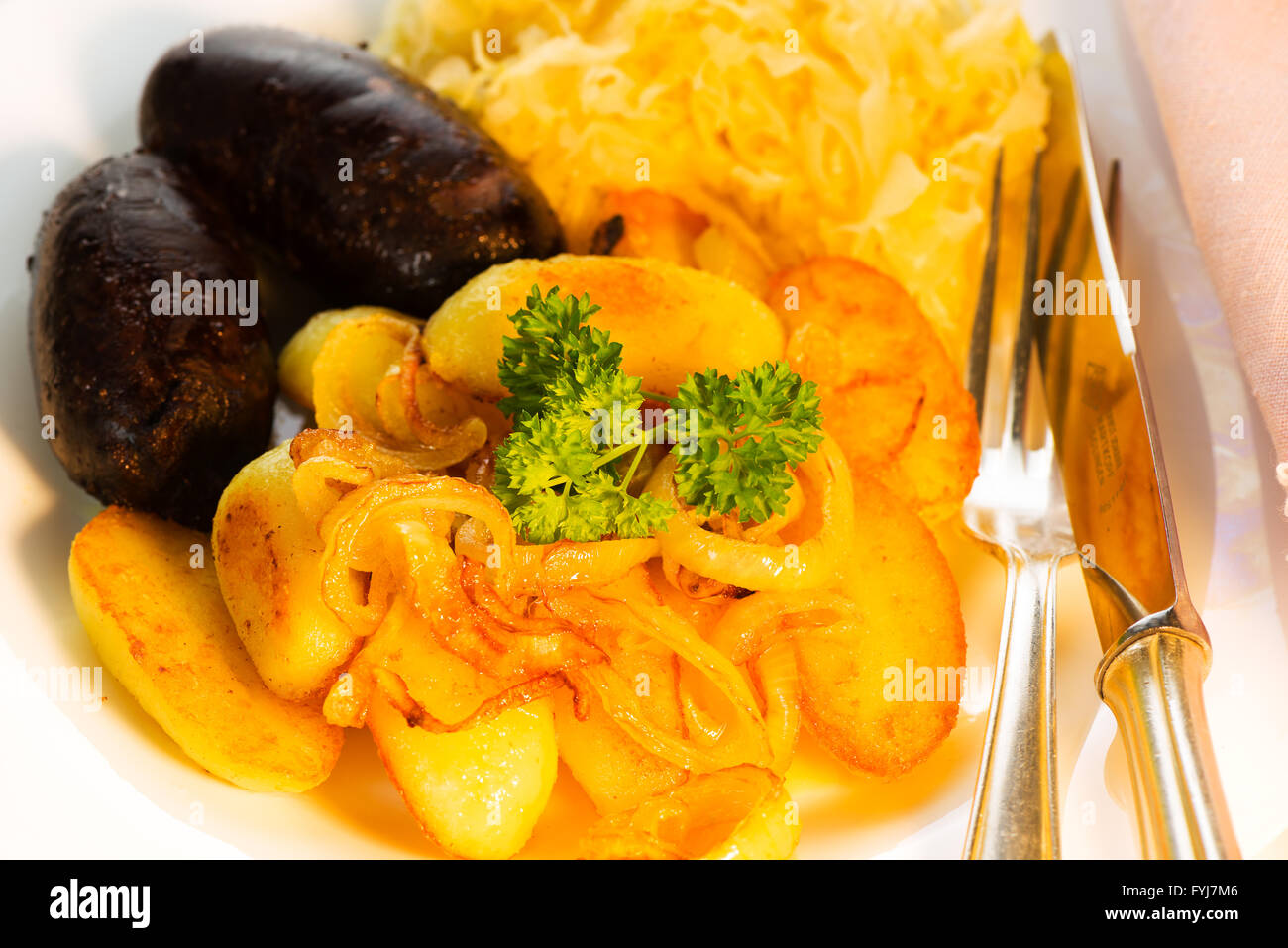 Gebratene blutwurst mit bratkartoffeln und sauerkraut -Fotos und ...