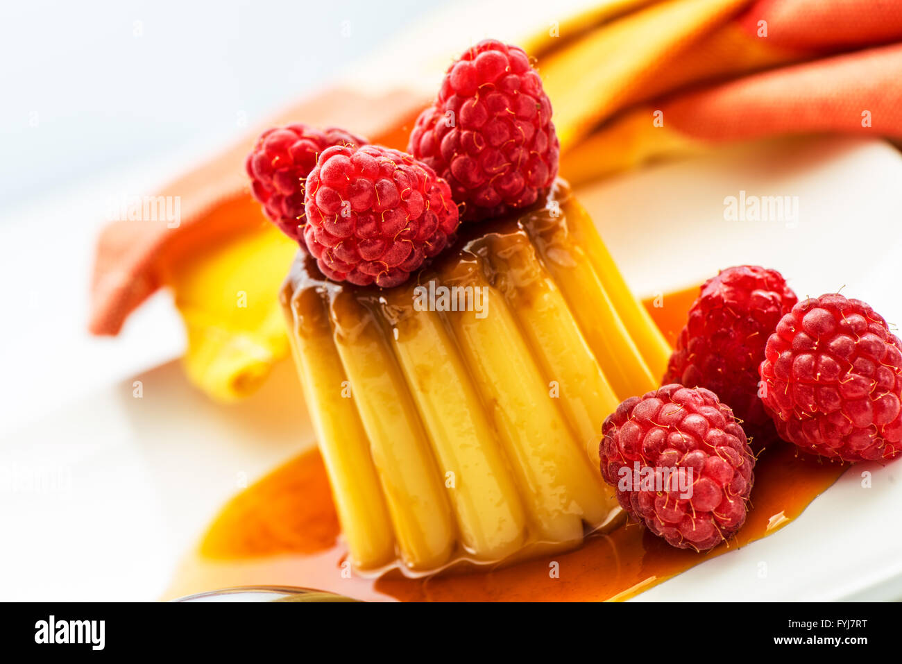 Karamell-Pudding mit Frucht Stockfoto