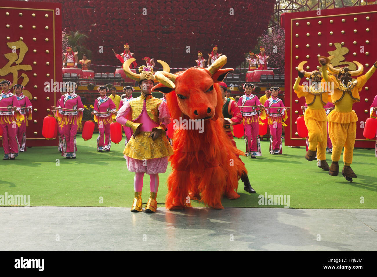 Der Tanz Ensemble in malerischen Anzügen des chinesischen neuen Jahres feiern Stockfoto