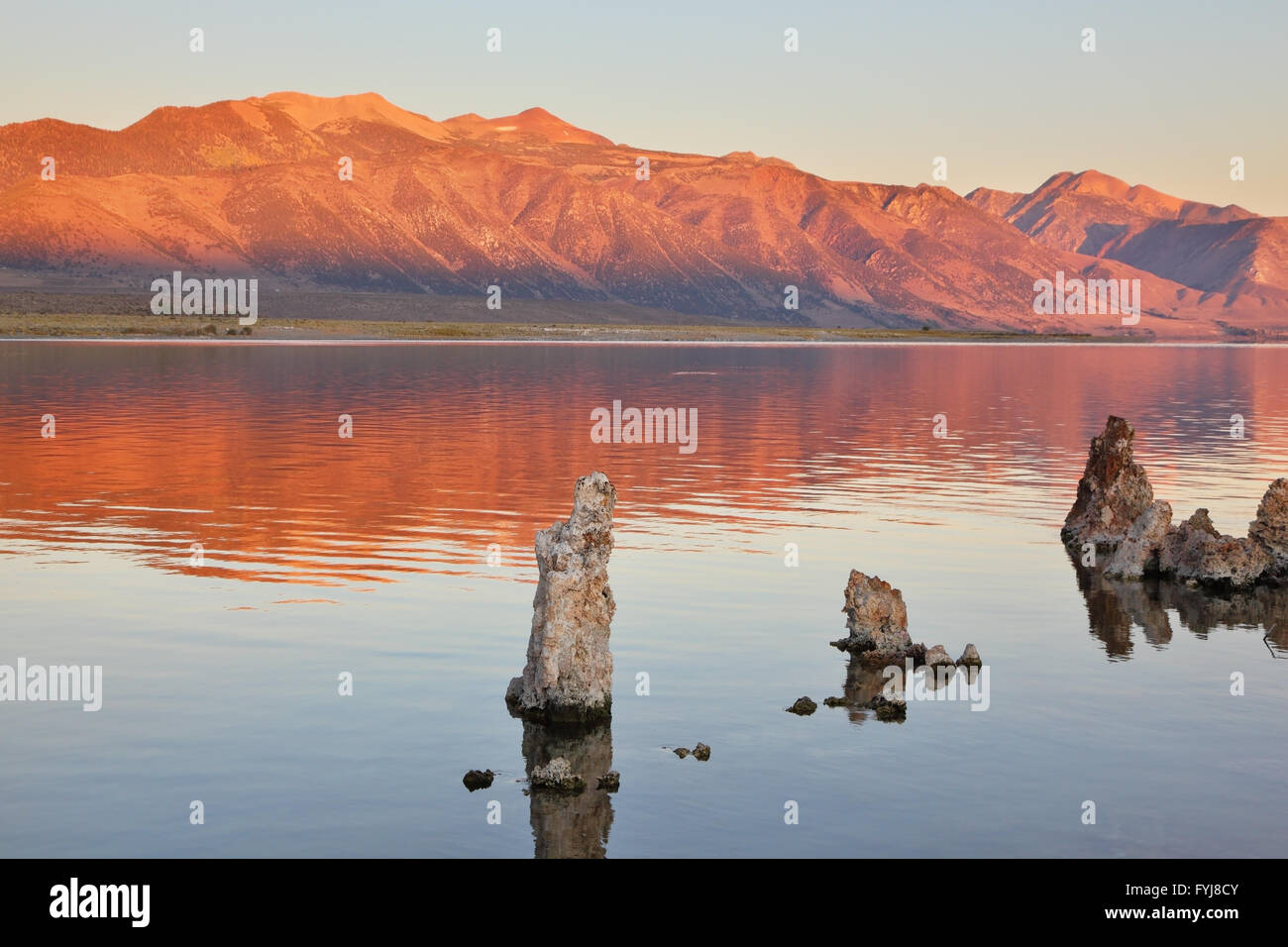 Sehr schöne Landschaft. Mono Lake auf einen Sonnenuntergang. Stockfoto