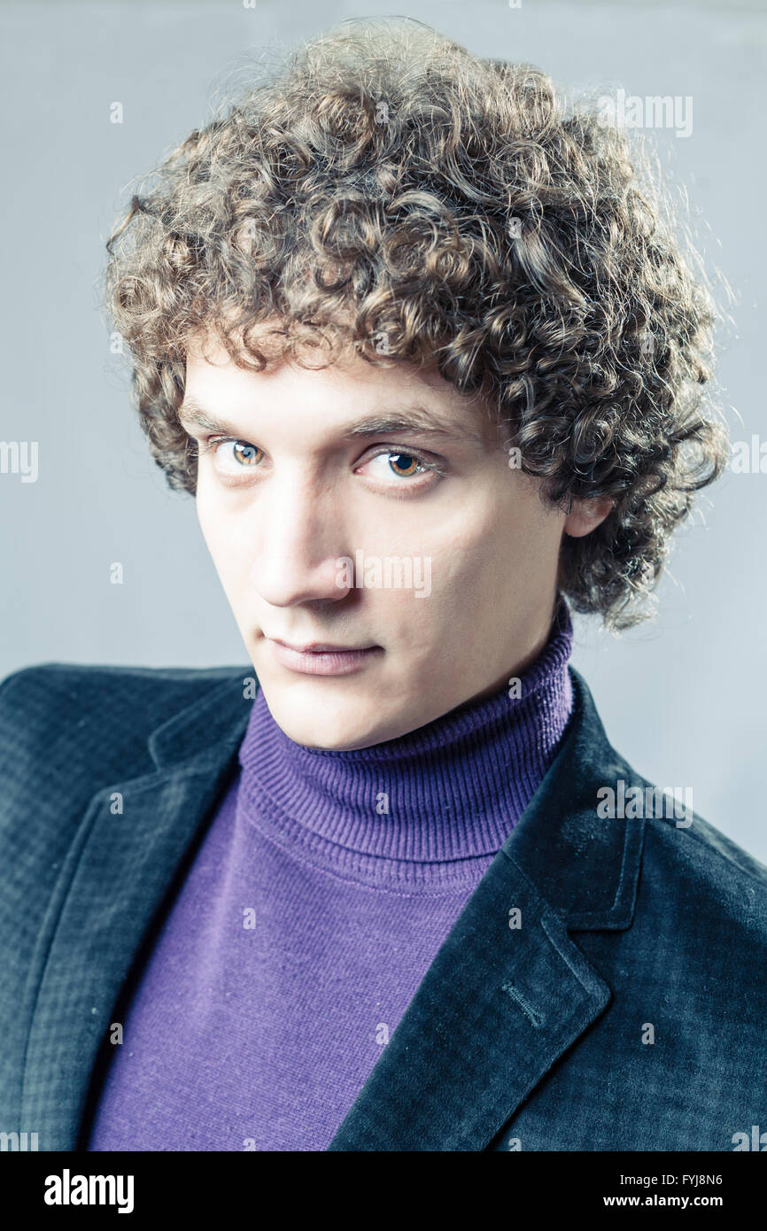 Detailliertes Portrait eines jungen kaukasischen Mann mit lockigem Haar Stockfoto