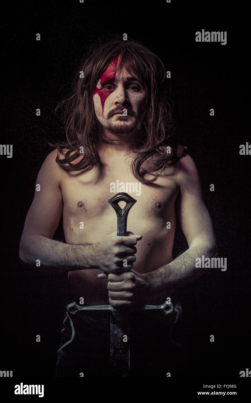Weapon.Pictish Krieger mit großes Schwert, Gesicht bemalt mit den Farben des Krieges Stockfoto