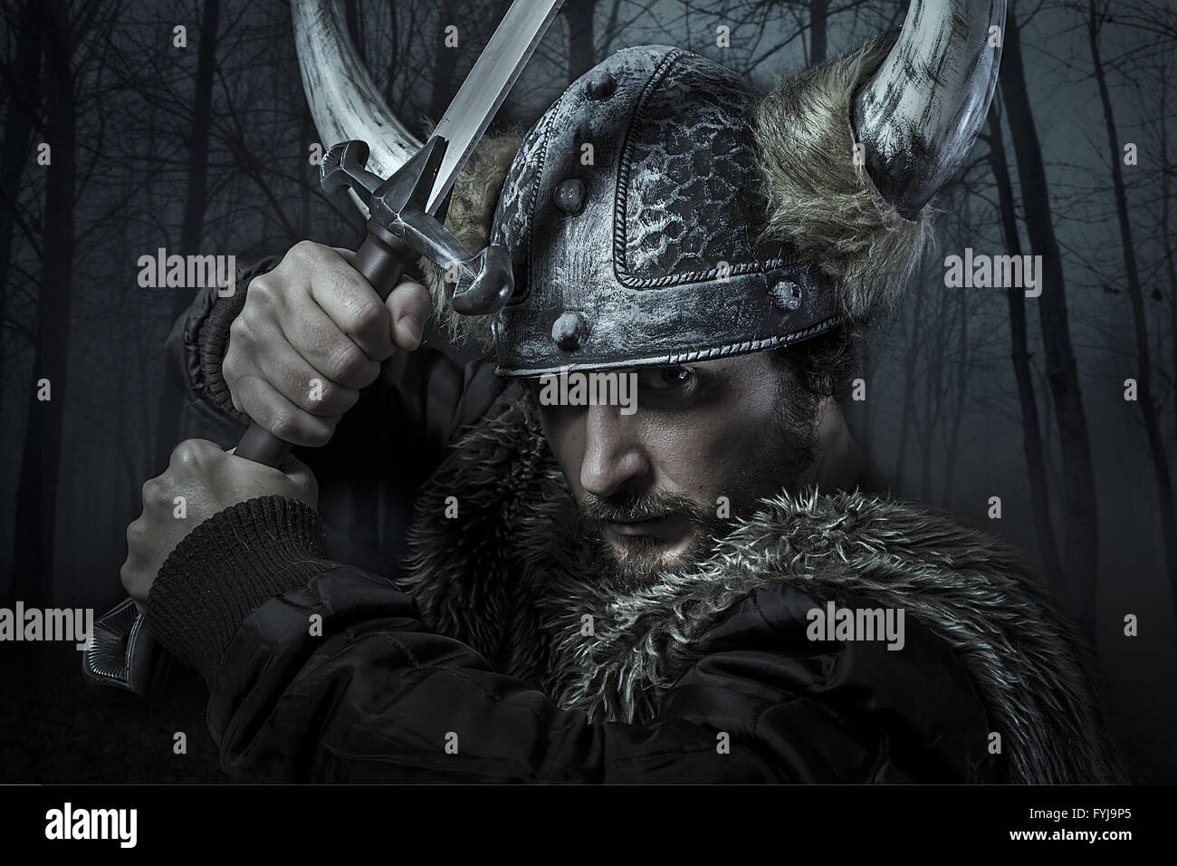 Wikinger-Krieger, Männlich gekleidet im Stil der Barbar mit Schwert, bärtige Stockfoto