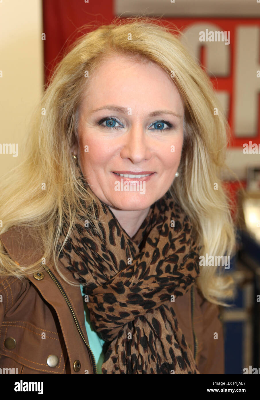 With singer nicole Fotos und Bildmaterial in hoher Auflösung Seite