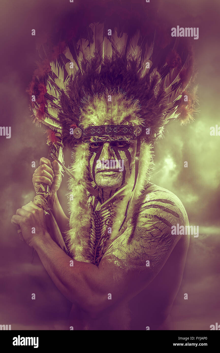 Sepia-Farbton, indianischer Krieger, Häuptling des Stammes. Mann mit Feder Kopfschmuck und tomahawk Stockfoto