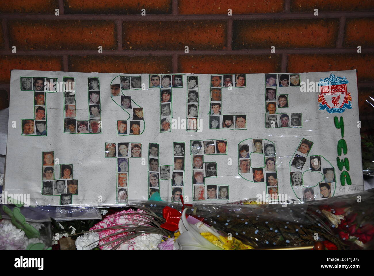 Hausgemachte Collage zeigt die 96 Opfer des Hillsborough Tragödie buchstabieren Gerechtigkeit für die 96. Stockfoto
