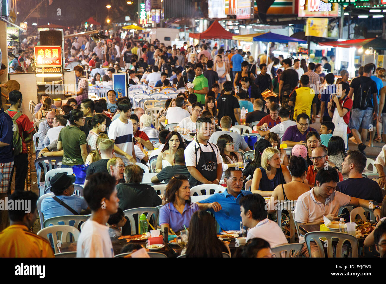 Menschen Speisen Sie in der Nacht in Gartenrestaurants am Jalan Alor in Bukit Bintang, Kuala Lumpur, Malaysia. Stockfoto