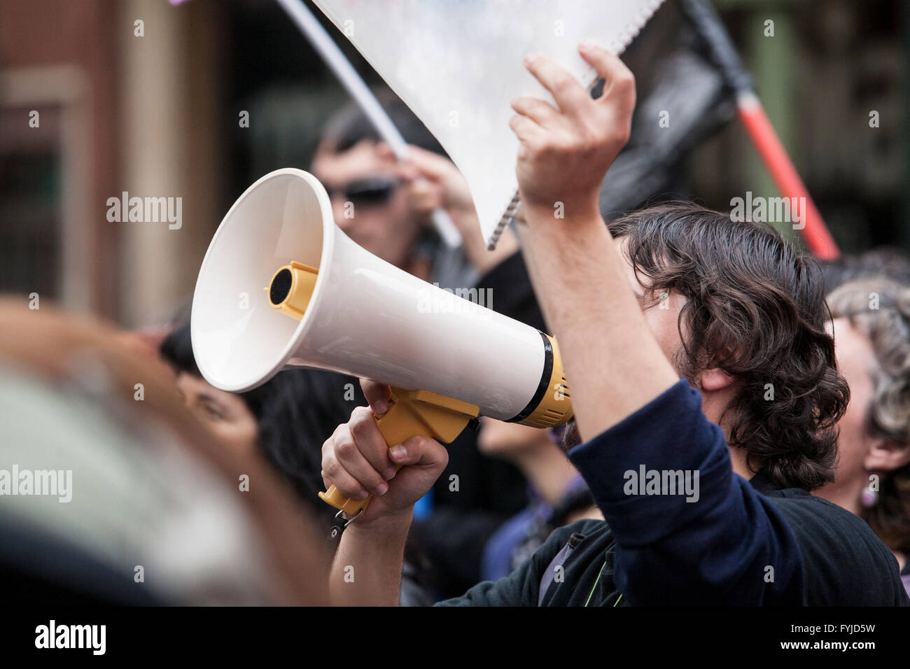 Nicht identifizierte junge Demostrator mit Megaphon und Notebook protestieren gegen Sparkurs schneidet Stockfoto