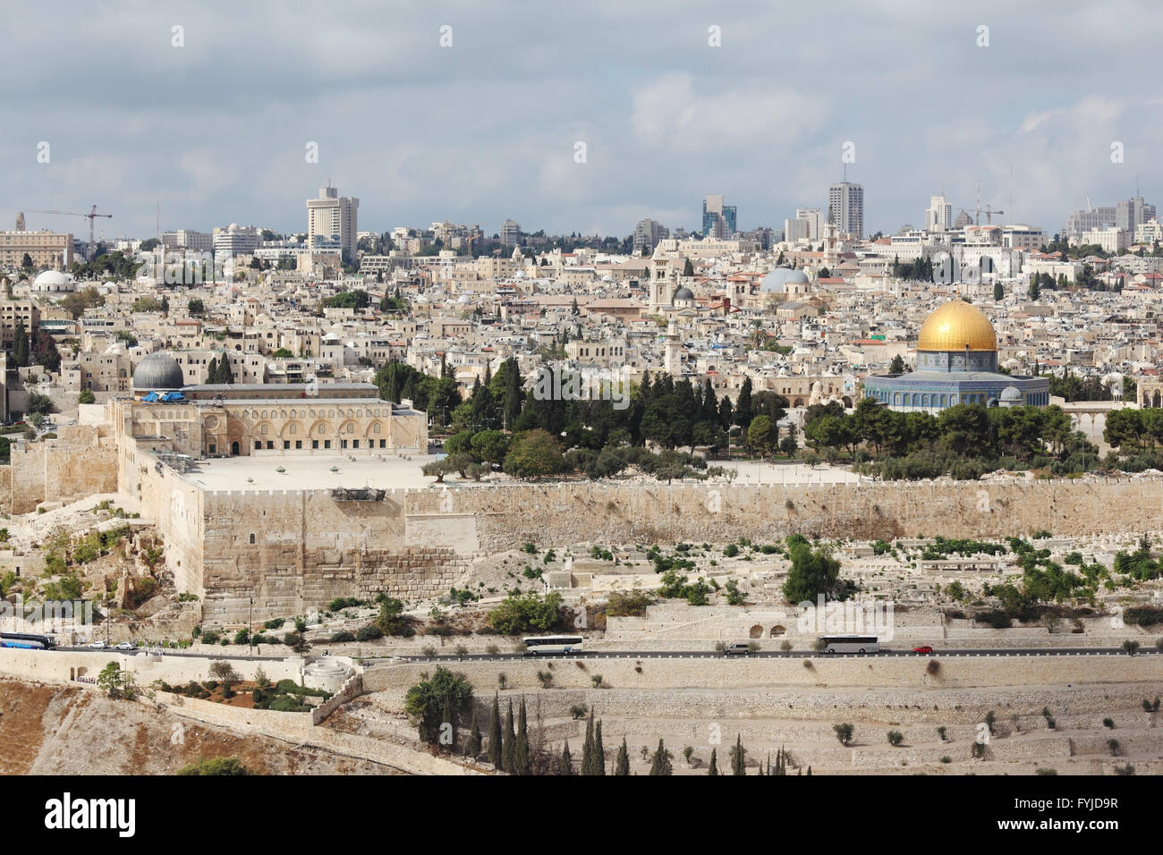 Eine Goldhaube und eine moderne Stadt mit Wolkenkratzern Stockfoto