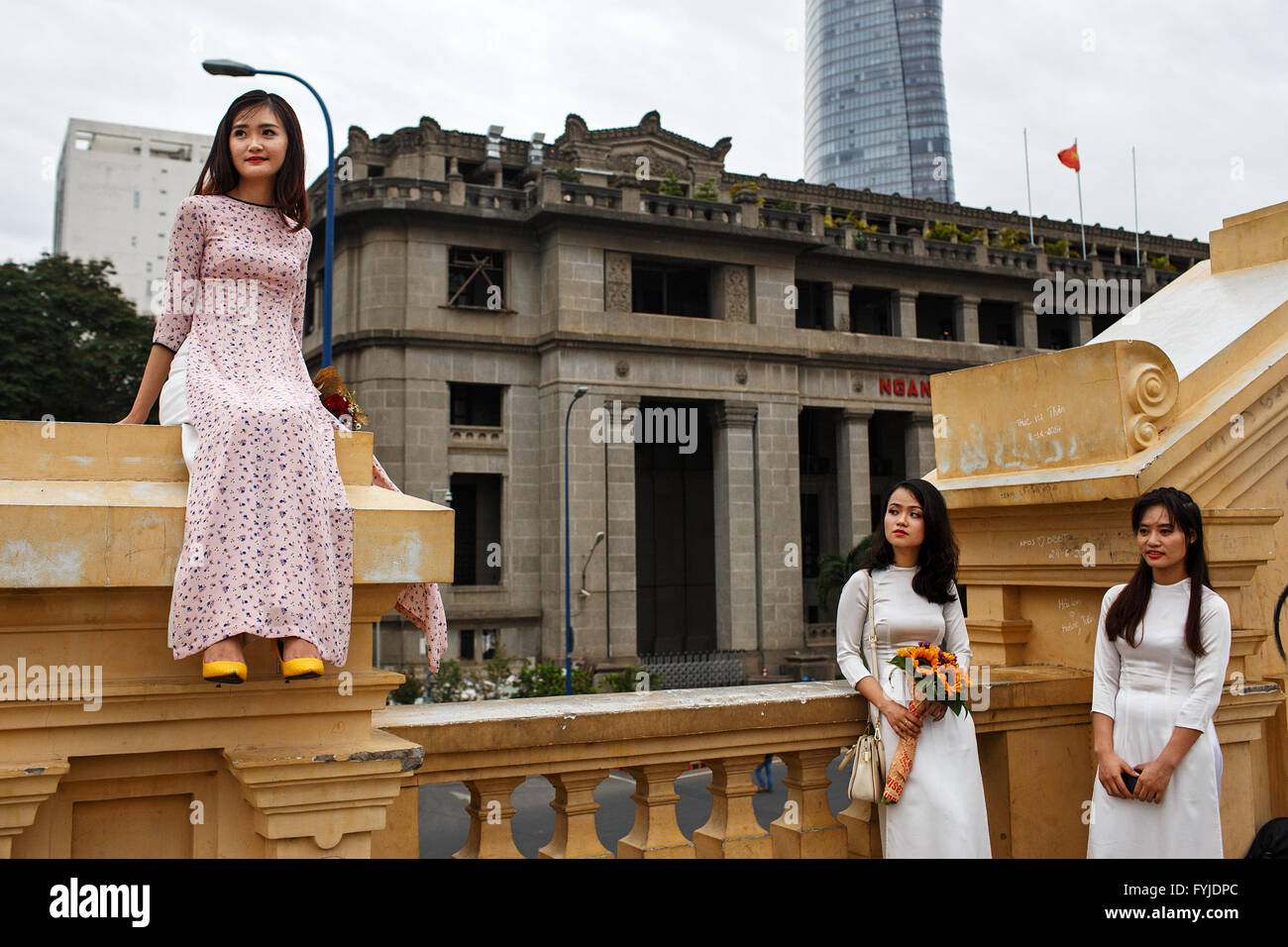 Junge Frauen darstellen, um Fotos auf Cau Mong Brücke in Ho Chi Minh City, Vietnam Stockfoto
