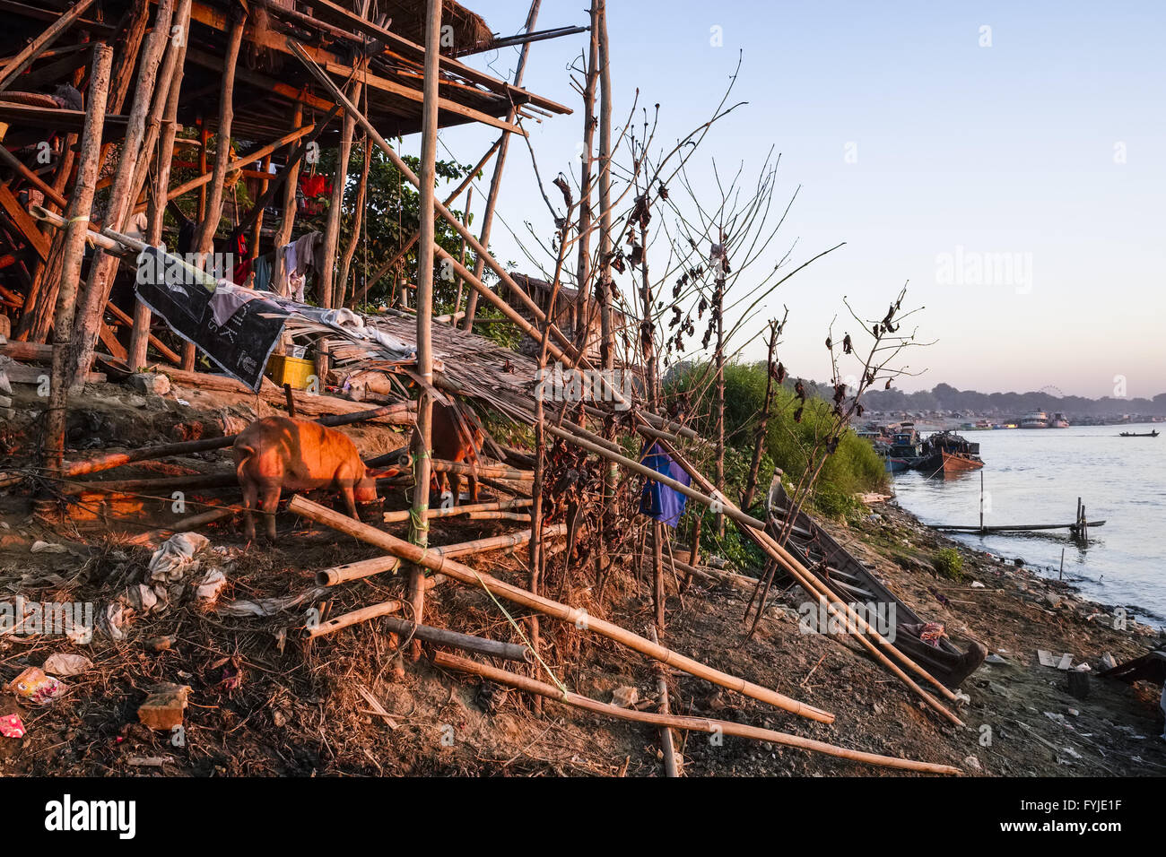 Pfahlbauten im Set Grenzmarktes - Dorf am Ayeyarwady Stockfoto