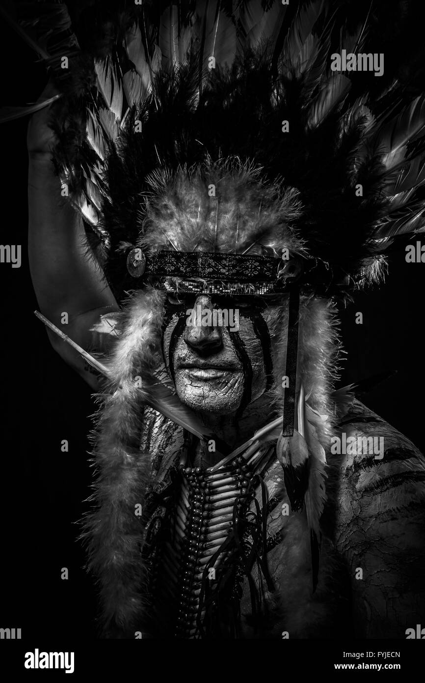 Konflikt Native American Indian Chief mit großer Feder Kopfschmuck Stockfoto