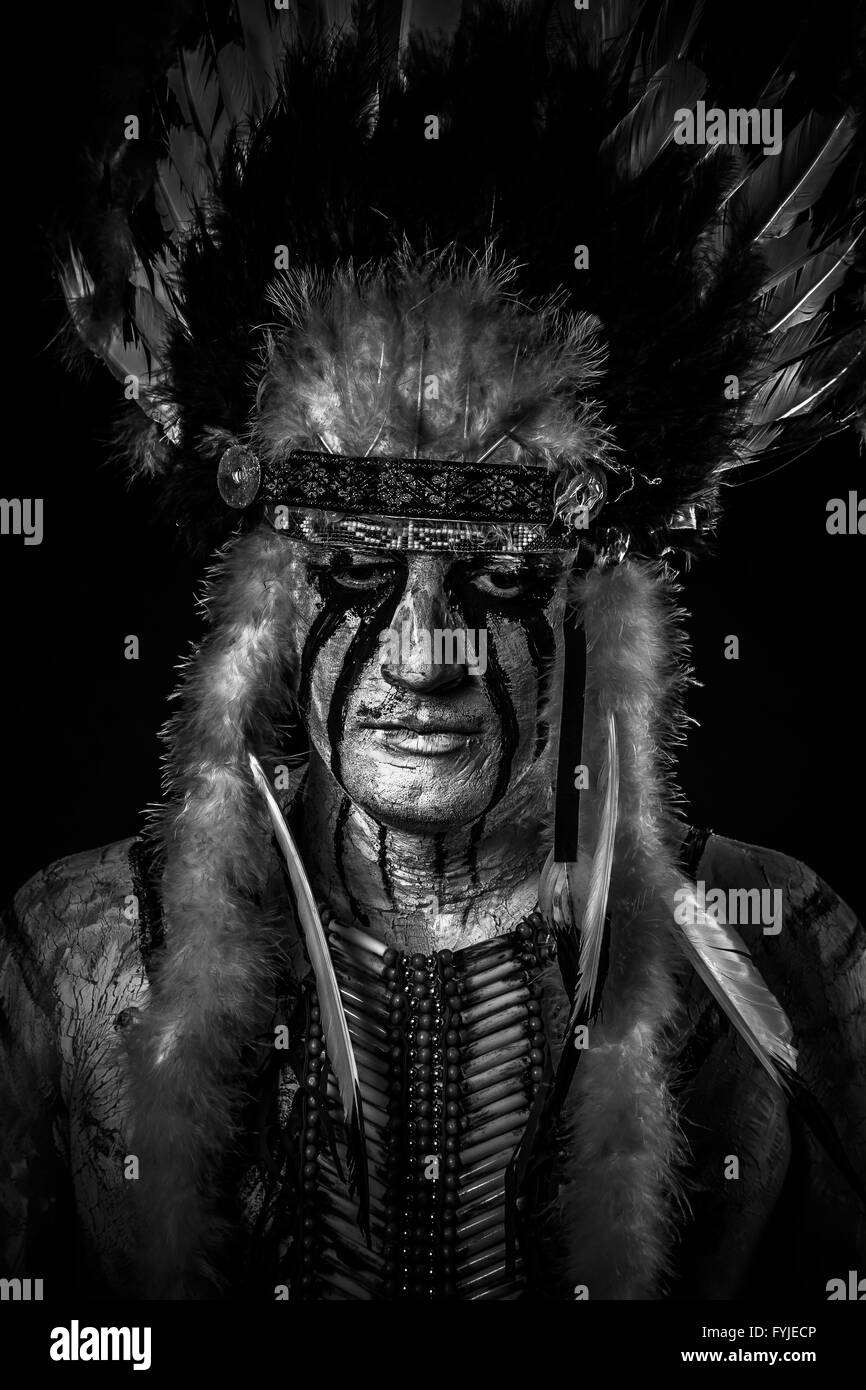 Native American Indian chief mit großer Feder Kopfschmuck Stockfoto