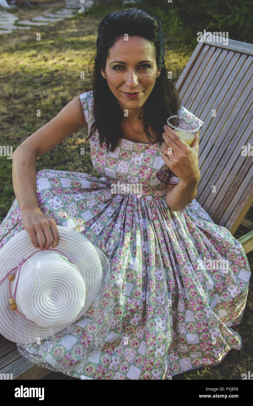 Frau im Garten. Reifes Mädchen in ihrem Garten Gartenarbeit. Frühjahrssaison, Ländliches Motiv Stockfoto