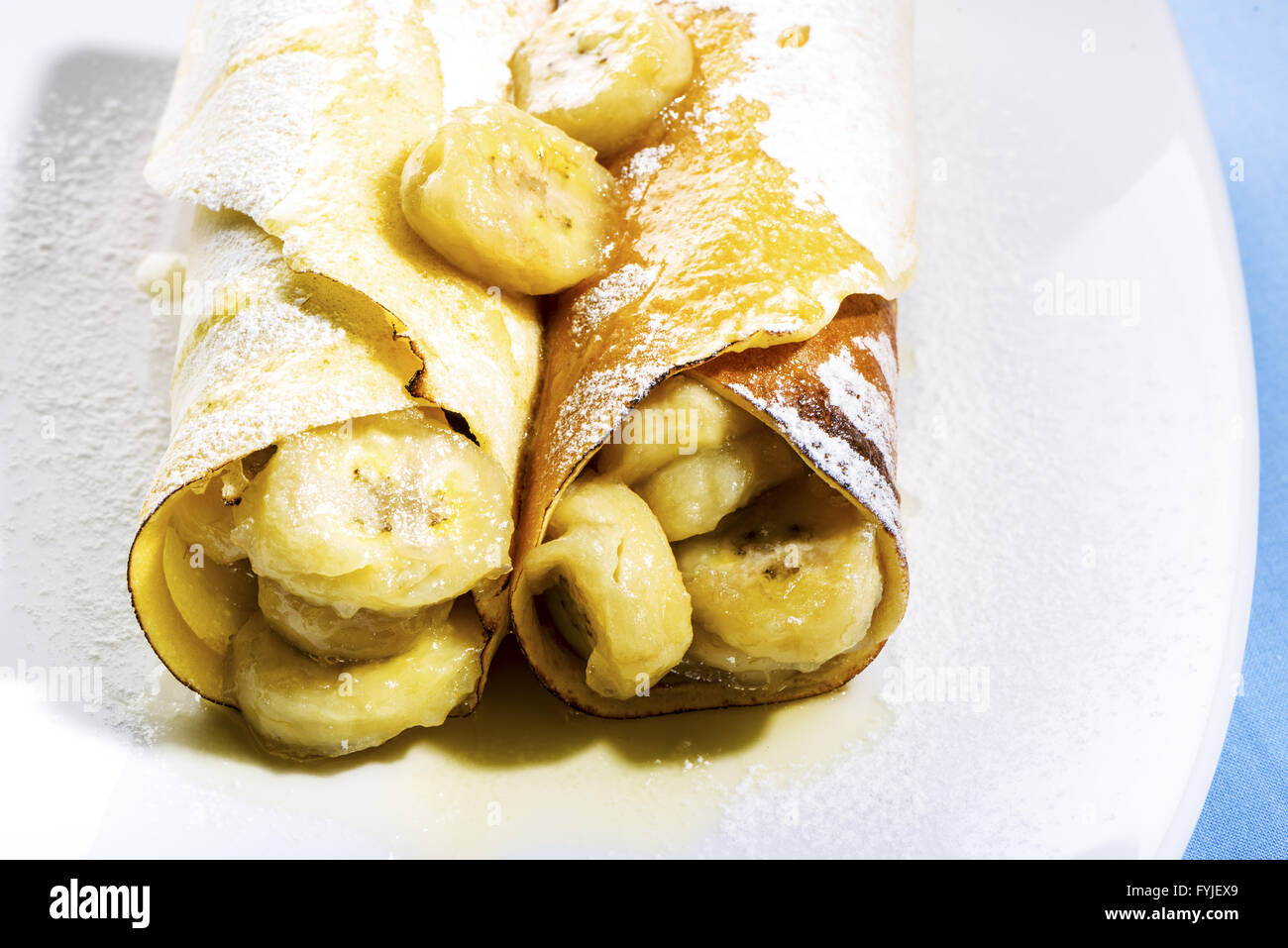 Pfannkuchen oder Crepes mit Banane Stockfoto