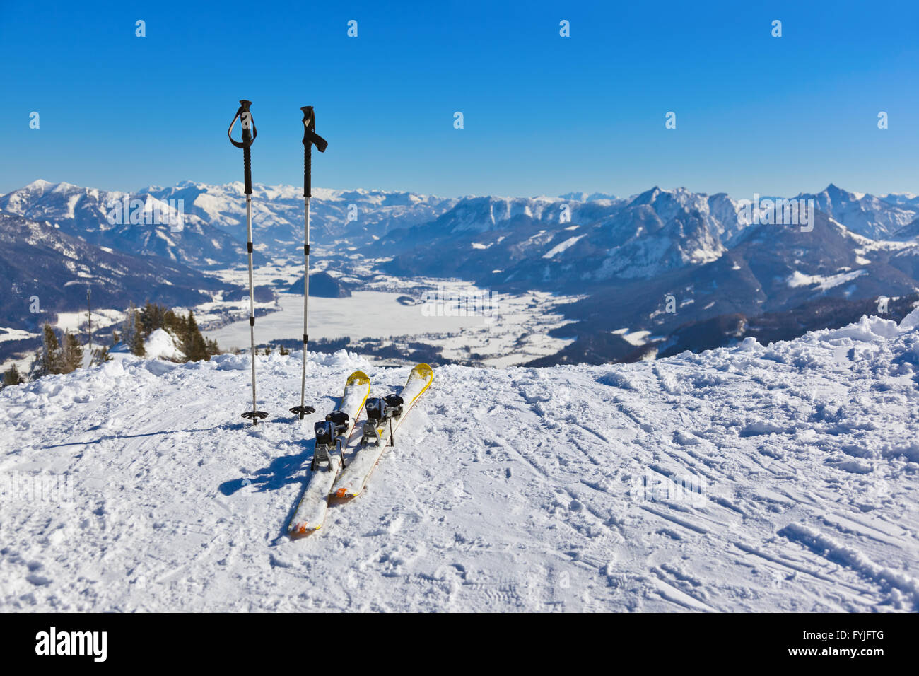 Berge-Ski und Skistöcke - St. Gilgen Österreich Stockfoto