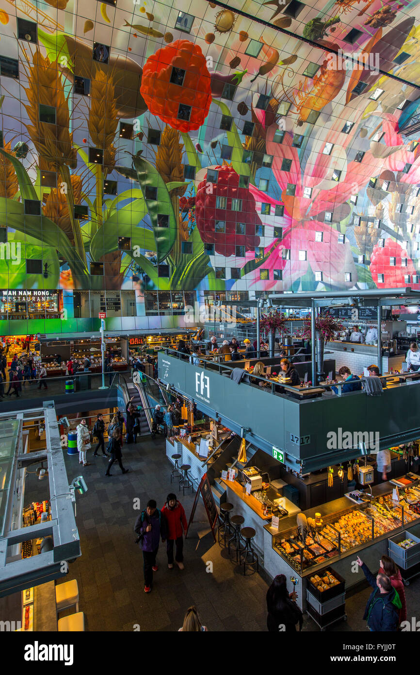 Die neue Markthalle in Rotterdam, dem ersten überdachten Marktplatz in den Niederlanden mit mehr als 90 Lebensmittelläden Stockfoto