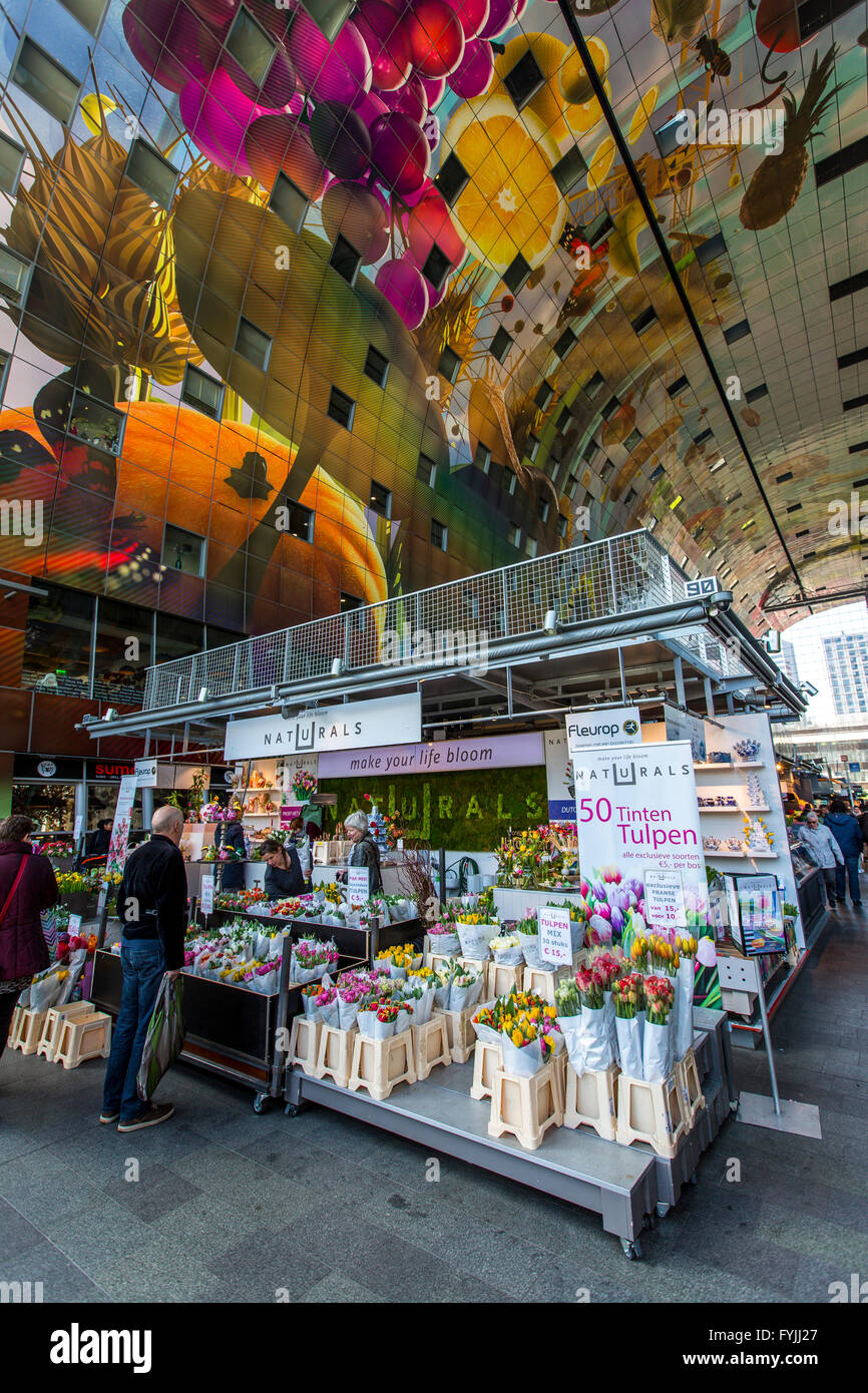 Die neue Markthalle in Rotterdam, dem ersten überdachten Marktplatz in den Niederlanden mit mehr als 90 Lebensmittelläden Stockfoto