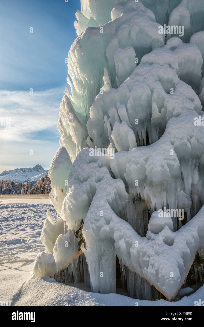 Gefrorener Brunnen als Eisskulptur bei Lej da Staz, Engadin, Graubünden, Schweiz Stockfoto