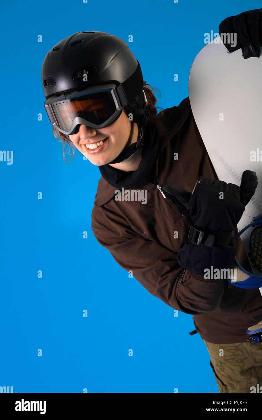 Frau mit Snowboard-Ausrüstung Stockfoto