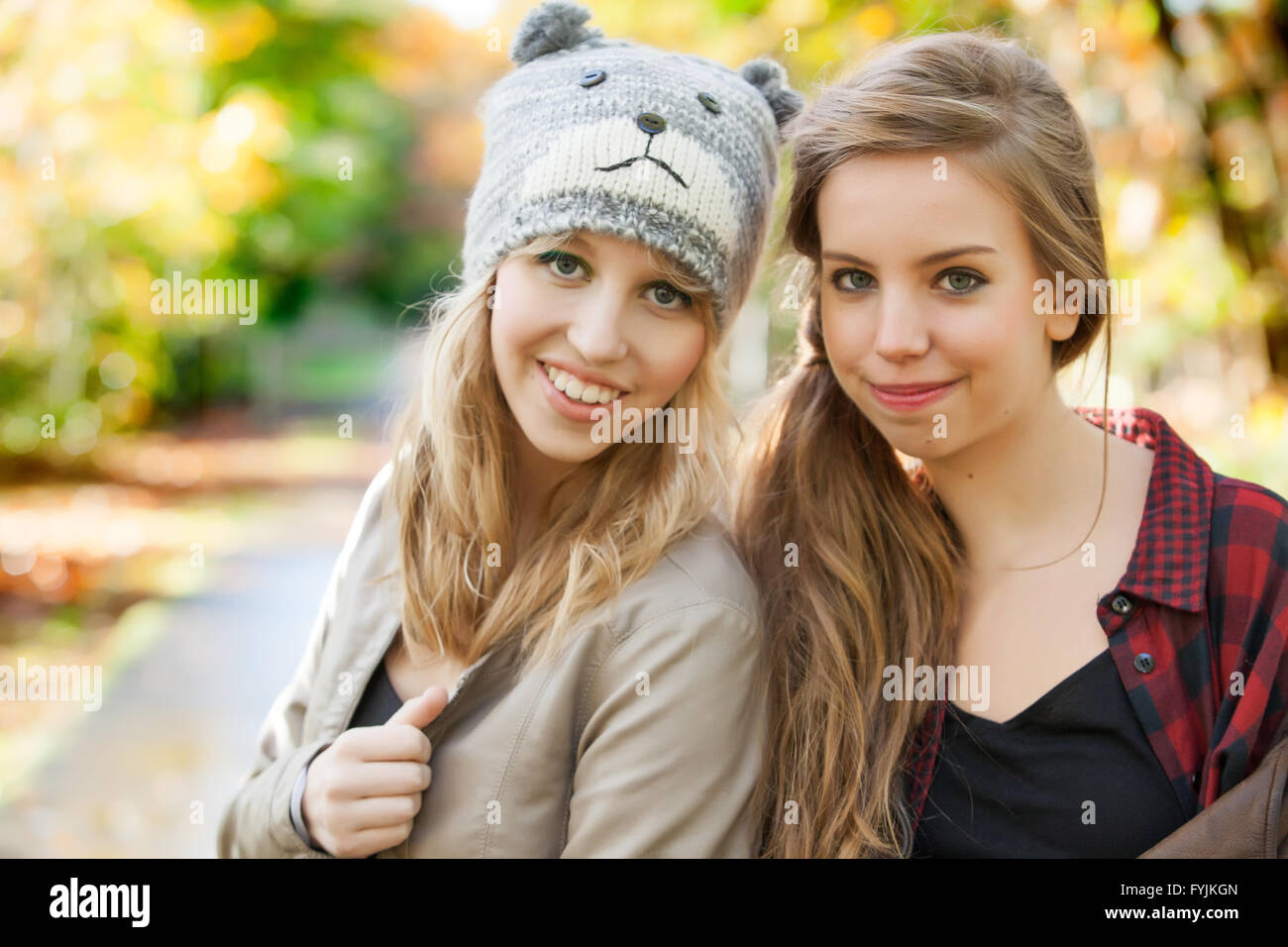Freundinnen im Herbst Stockfoto