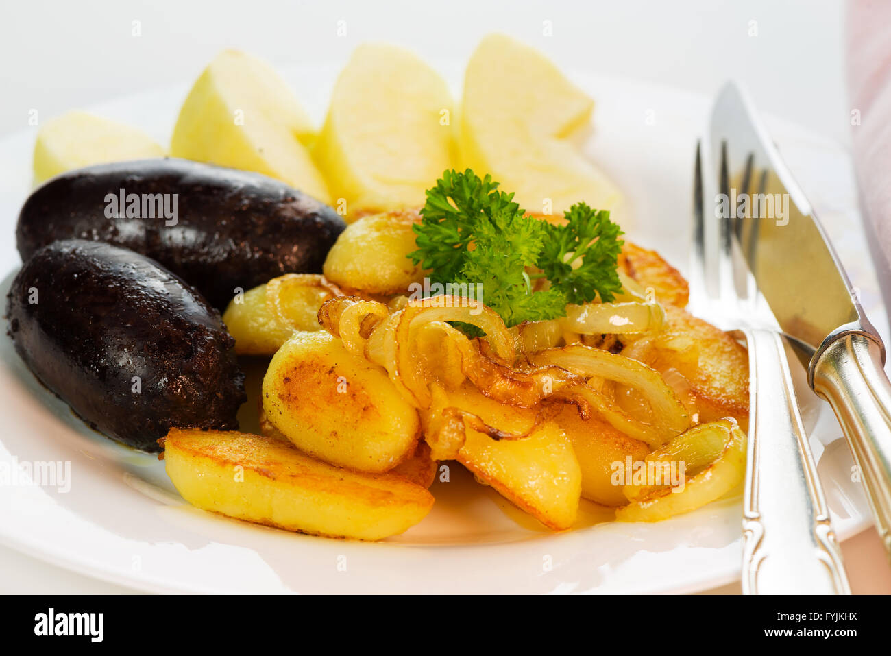 Gebratene blutwurst mit bratkartoffeln und sauerkraut -Fotos und ...