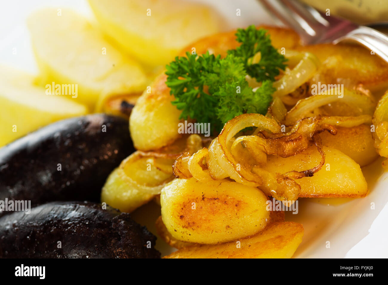 Gebratene blutwurst mit bratkartoffeln und sauerkraut -Fotos und ...