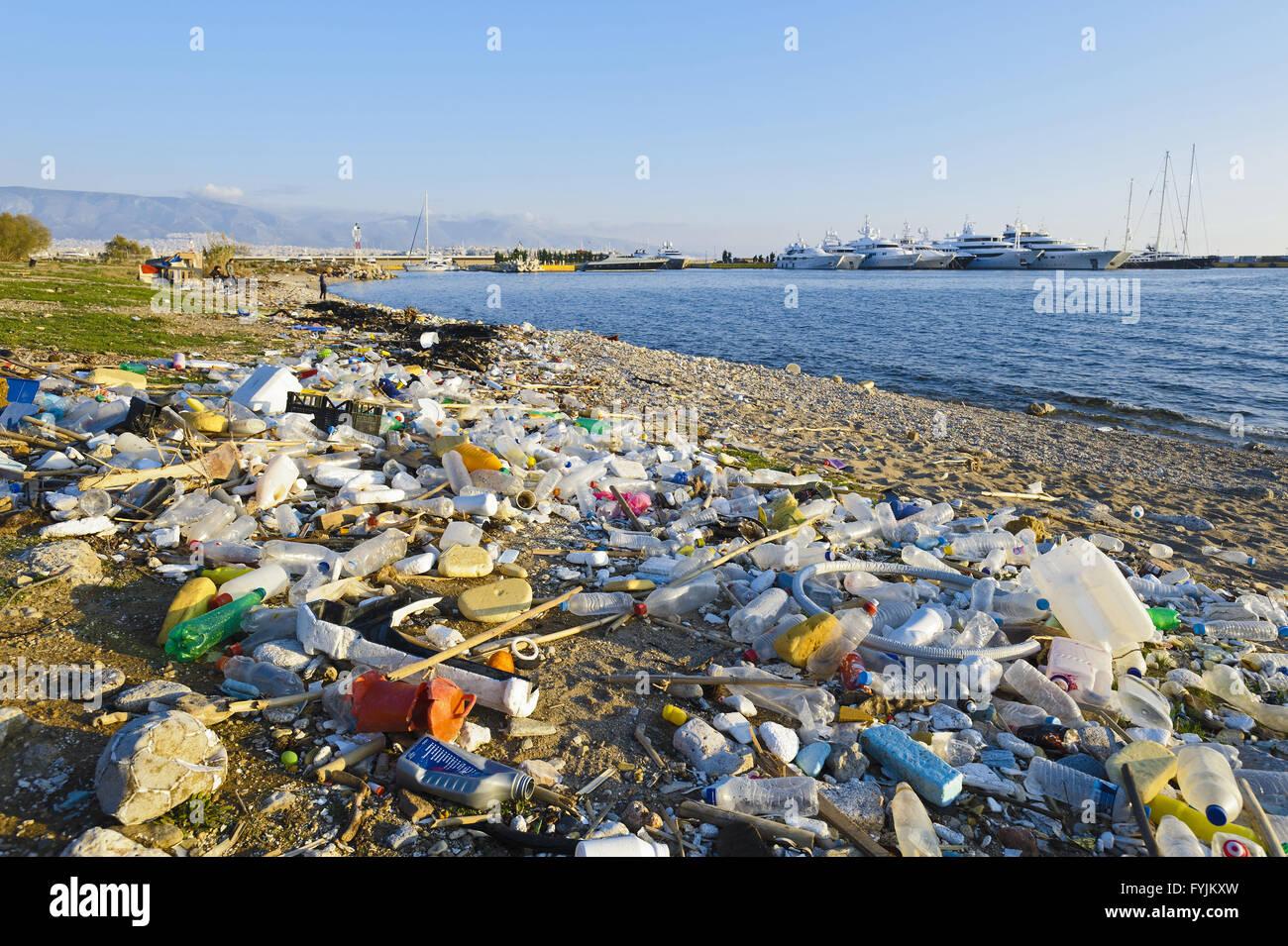 Müll am Strand, Faliro, Piräus, Griechenland Stockfoto