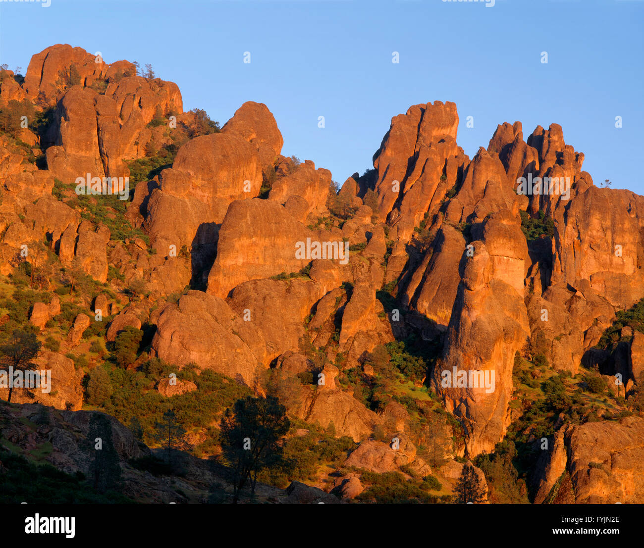 USA, California, Pinnacles National Park, Sunset wärmt Türmen und Felsen, die von den Überresten eines alten Vulkans gehören. Stockfoto