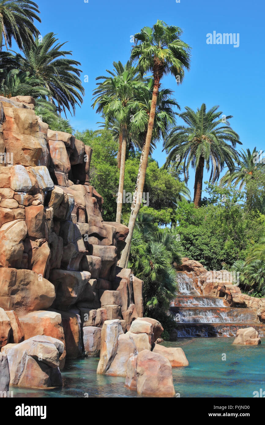 Der Brunnen, umgeben von tropischer vegetation Stockfoto