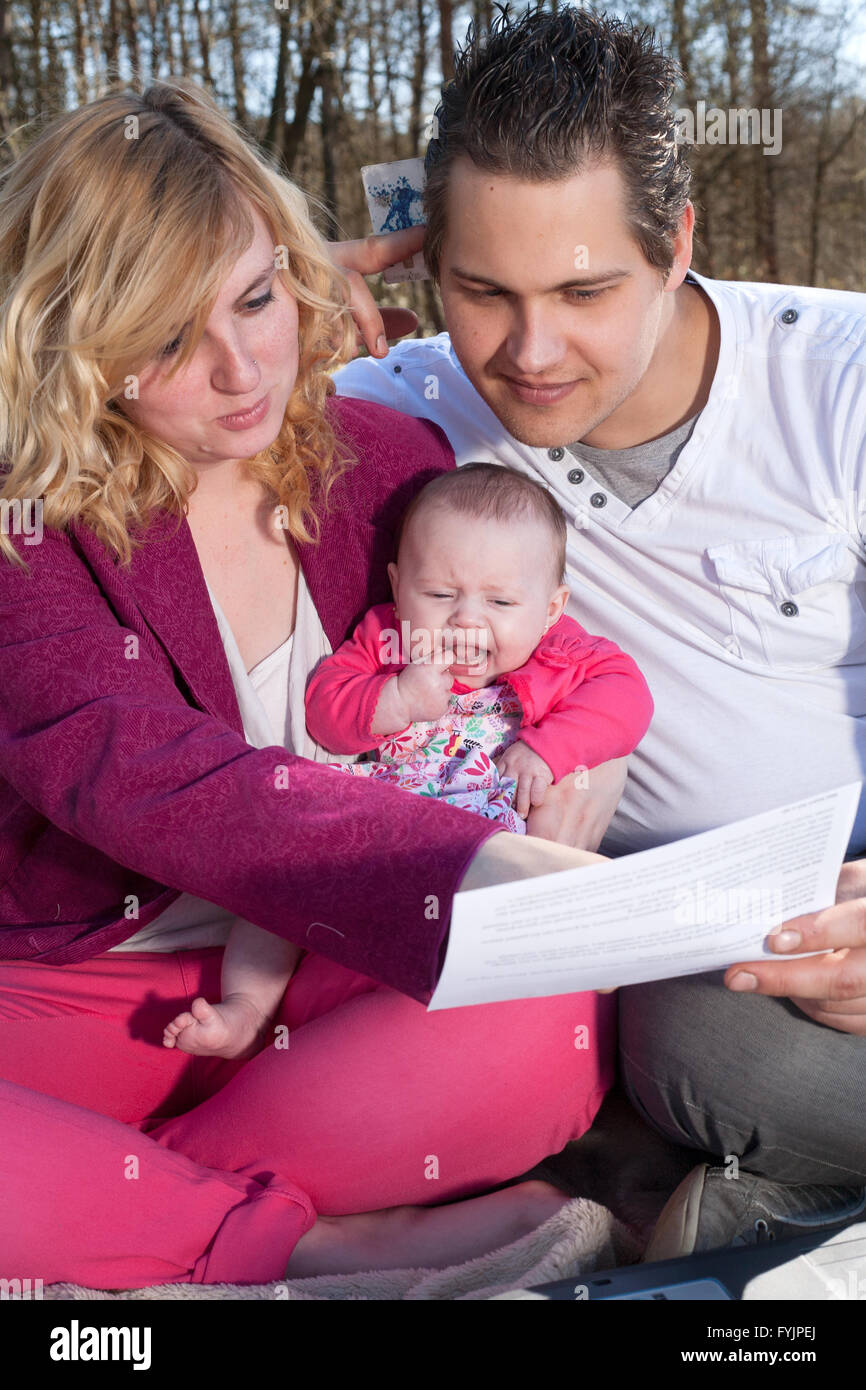 Junge Familie ist beschäftigt mit der Zahlung von Rechnungen