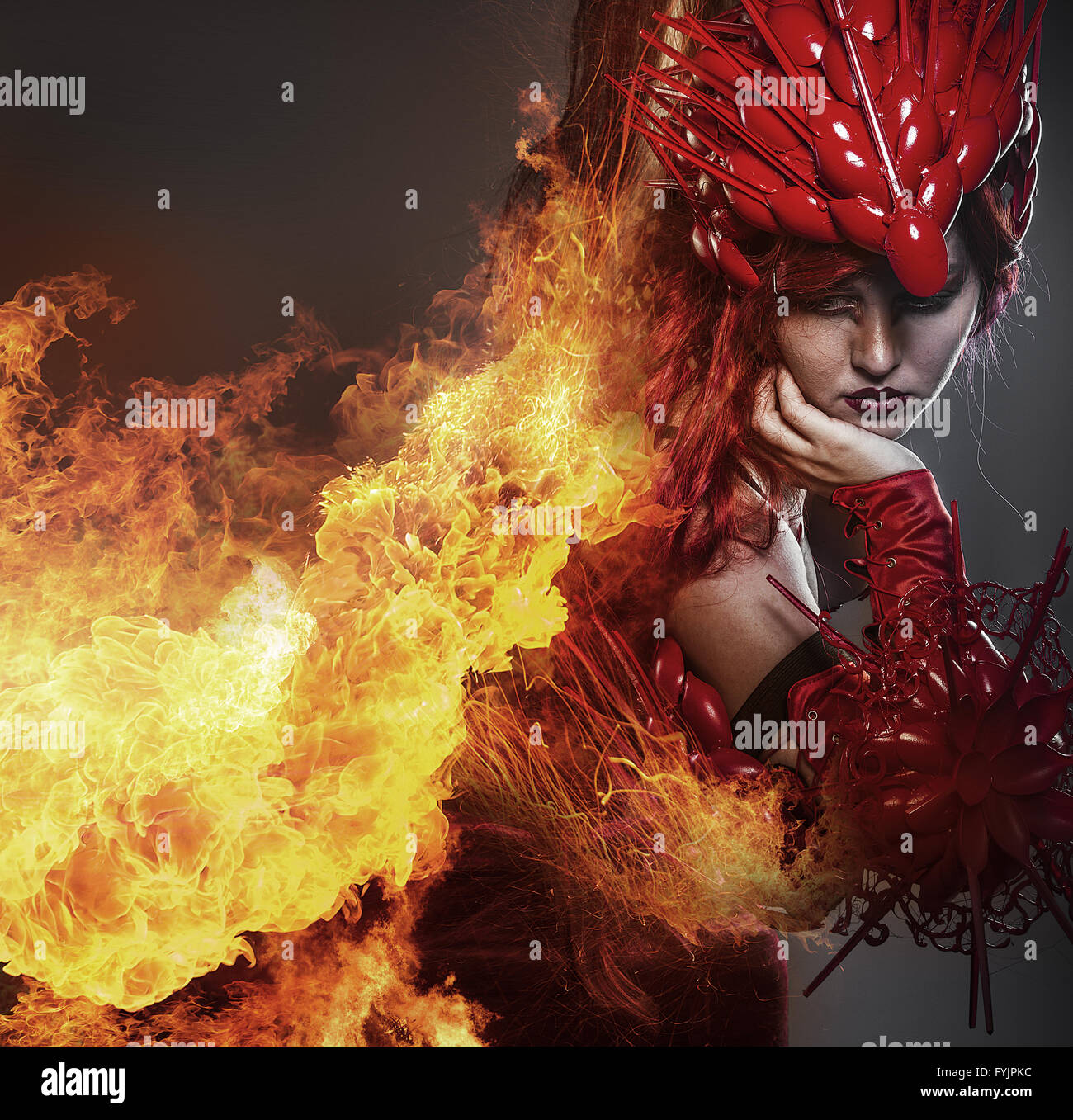 Mädchen am Feuer, Steampunk, schöne Frau, gekleidet in roten Rüstung Drachenschuppen Stockfoto