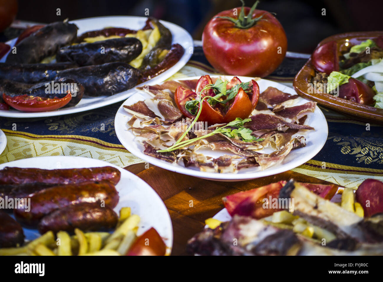 Mediterrane Küche Platten, europäische Küche, Mittelalterfest in Spanien Stockfoto
