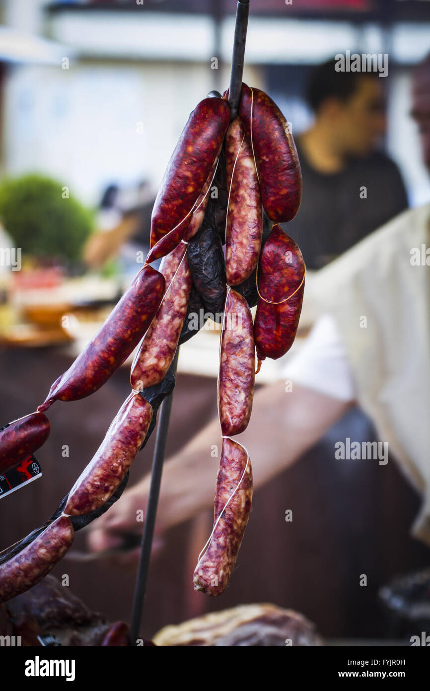 viele Würstchen und Chorizos in einem mittelalterlichen Jahrmarkt Stockfoto
