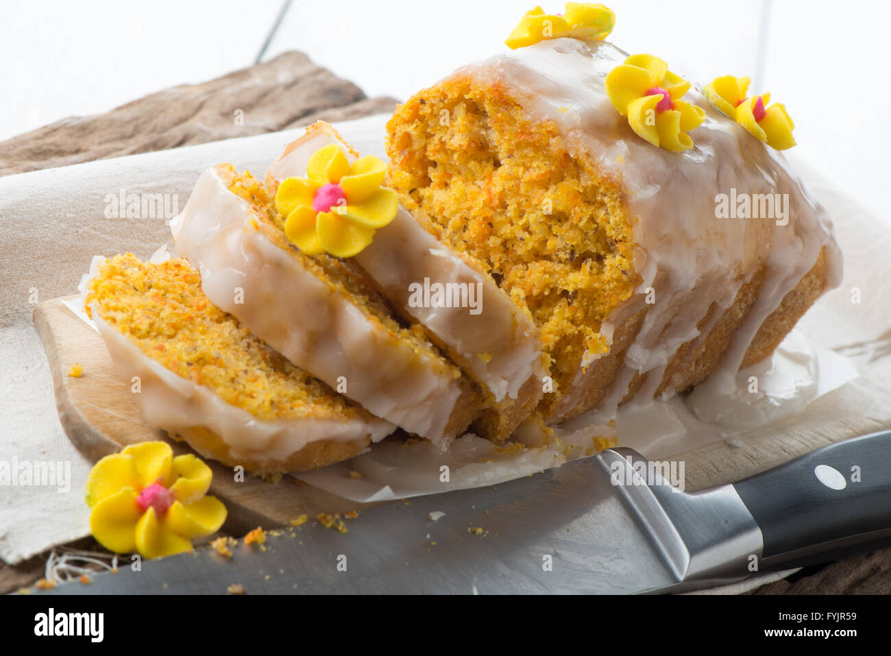 Karotte-Kuchen mit Puderzucker Blumen geschnitten Stockfoto