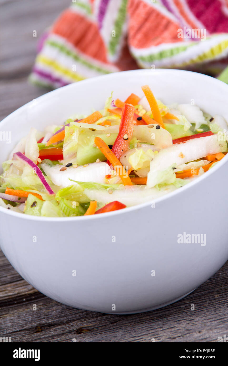 asiatische Kohl und Salat frische Salat-Salatschüssel Stockfoto