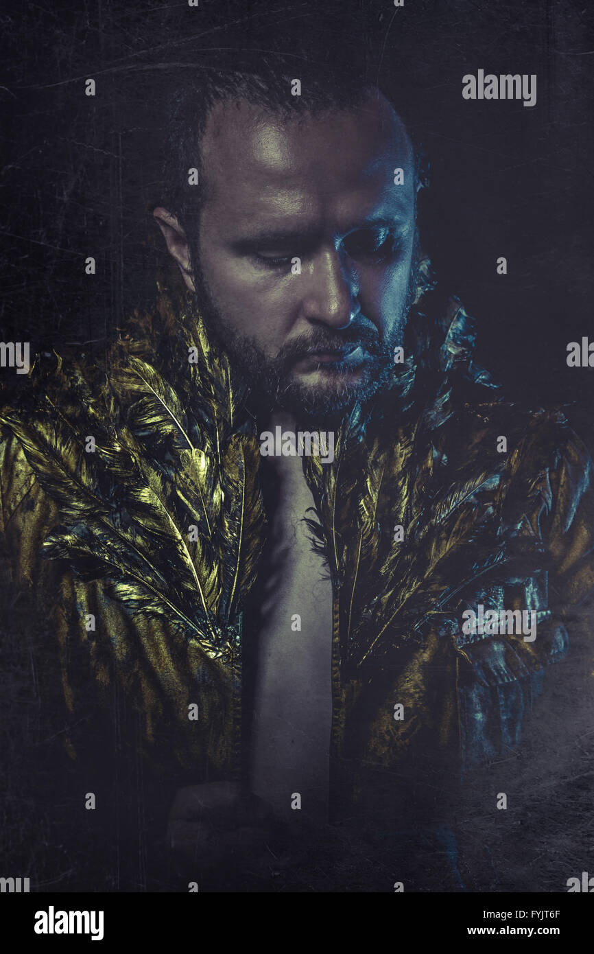 attraktiver Mann Anzug goldenen Federn Stockfoto