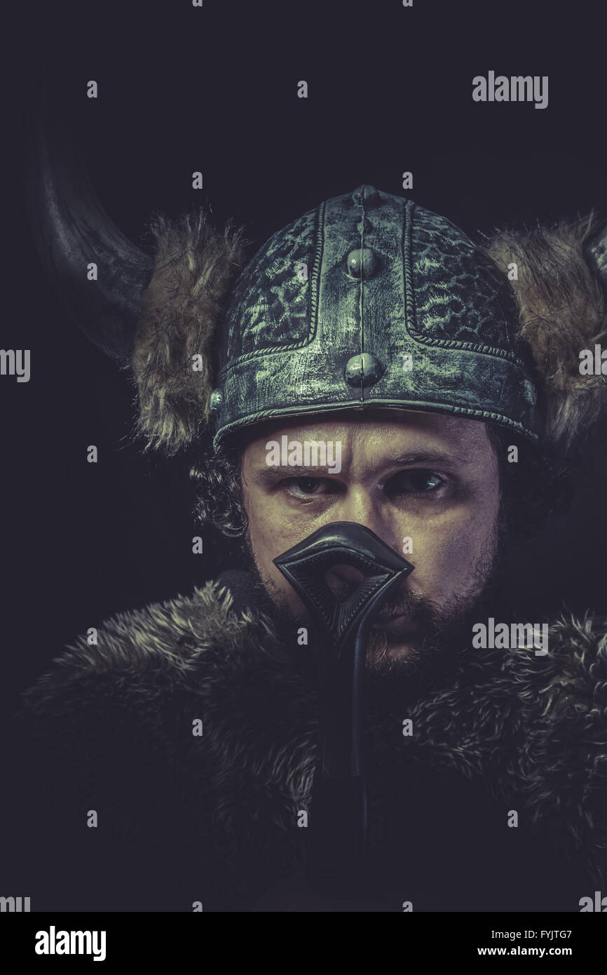 Kostüm Wikinger-Krieger mit einem großen Schwert und Helm mit Hörnern Stockfoto