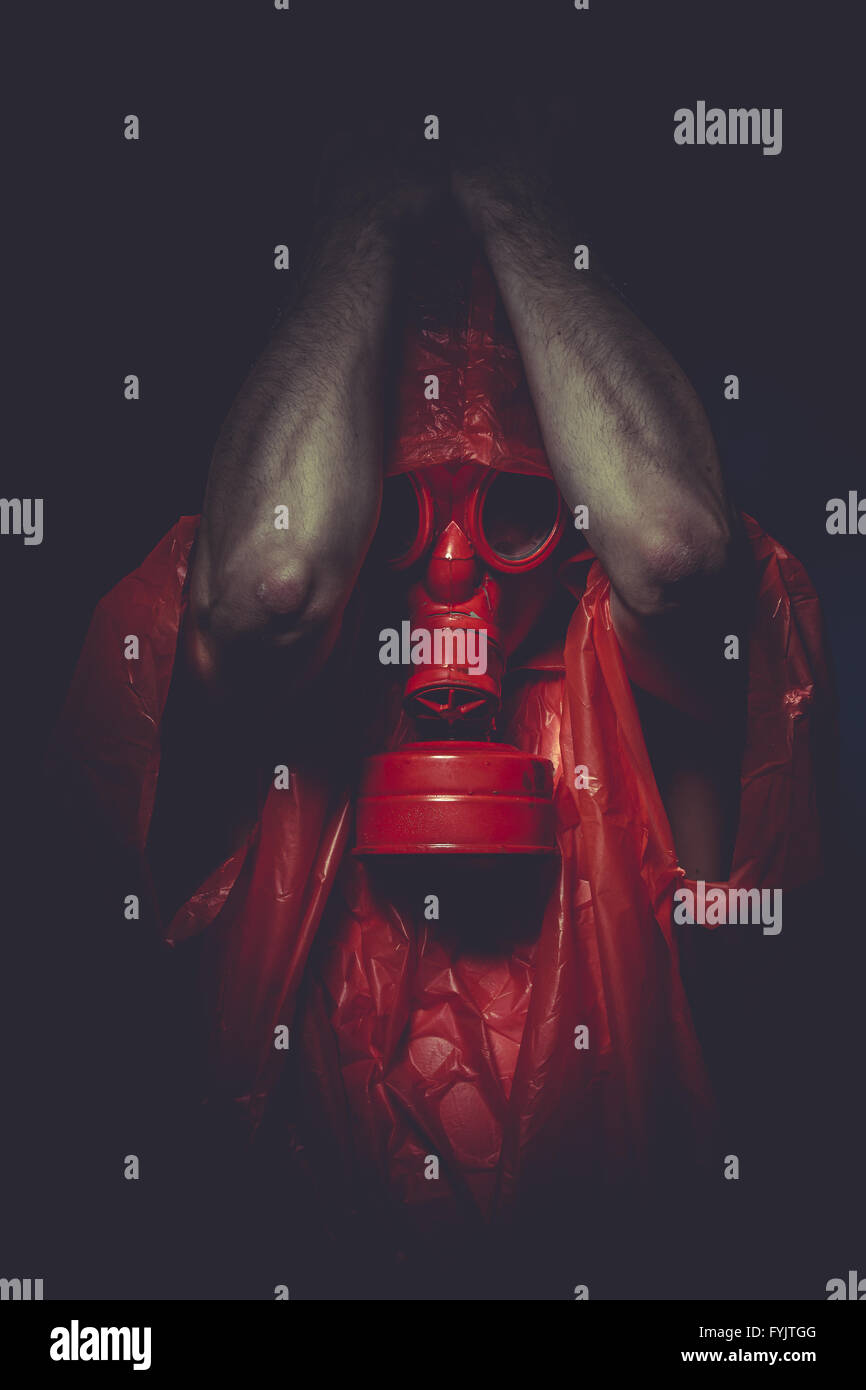 Problem, ein Mann in eine Gasmaske über den Rauch. schwarzen Hintergrund und roten Farben Stockfoto