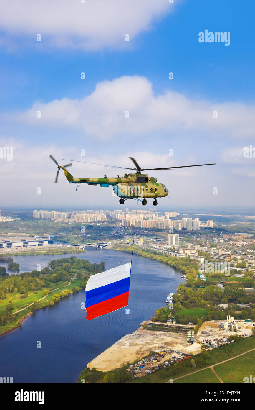 Hubschrauber mit russischer Flagge über Moskau bei der Parade der Tag des Sieges Stockfoto