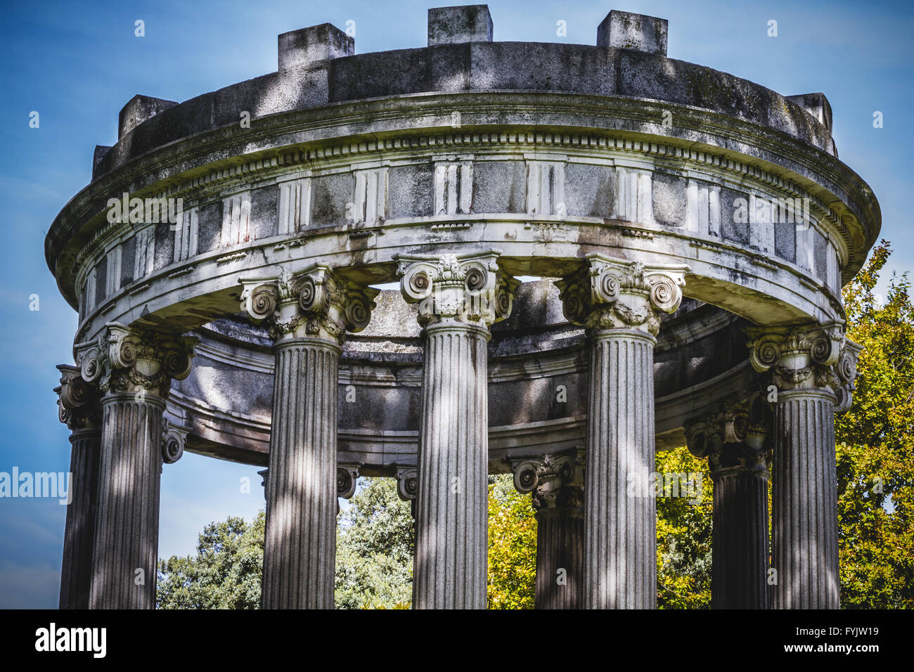 Tempel, Säulen im griechischen Stil, korinthischen Kapitellen in einem park Stockfoto