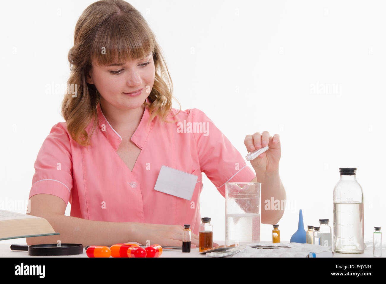 Apotheke gießt weißes Pulver mit einer Flüssigkeit in der Flasche Stockfoto