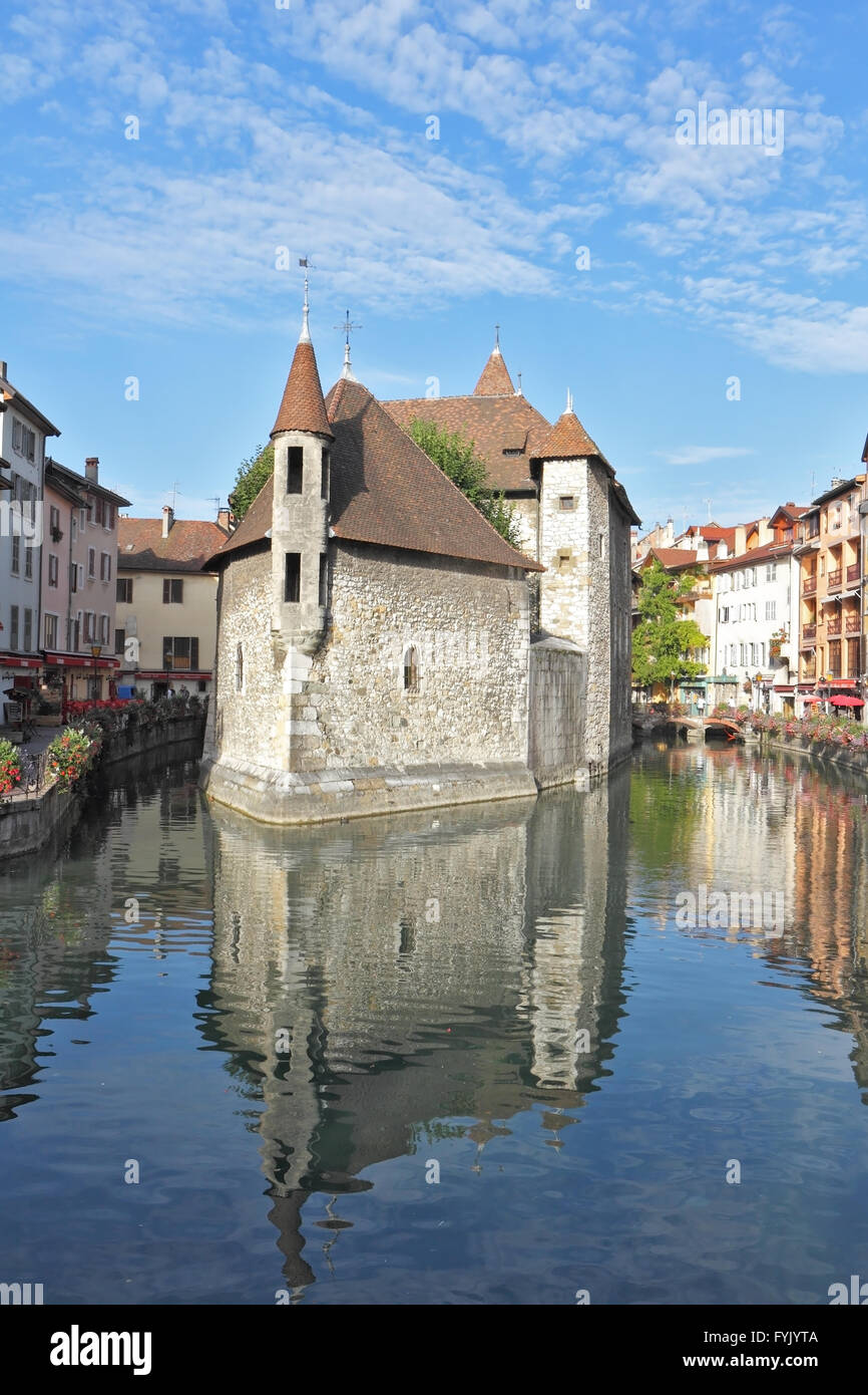 Das mittelalterliche Gefängnis mitten in einer Großstadt-Kanal Stockfoto